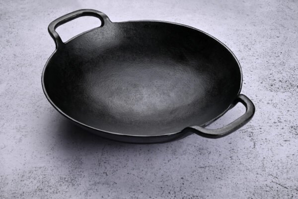 Cast Iron Wok 38cm - Image 4