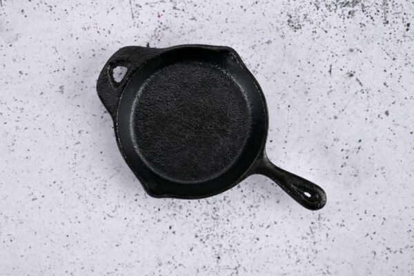 Cast Iron Skillet 10 cm – Mini Pan for Serving Food & Desserts - Image 3