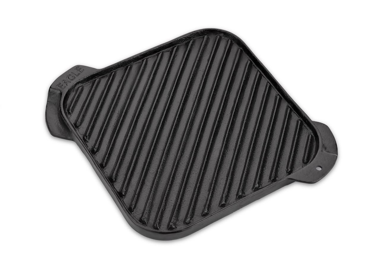 جريل حديد زهر مربع 26 سم يستعمل على الوجهين من Eagle Cast Iron، بوزن 3.5 كجم. يتميز بوجه مضلع لشواء اللحوم والدجاج بعلامات تحمير مميزة، ووجه مسطح لتحضير البرجر والبيض والسندوتشات. مصنوع من حديد زهر متين يحتفظ بالحرارة بكفاءة، ليمنحك استخدامات متنوعة في قطعة واحدة.